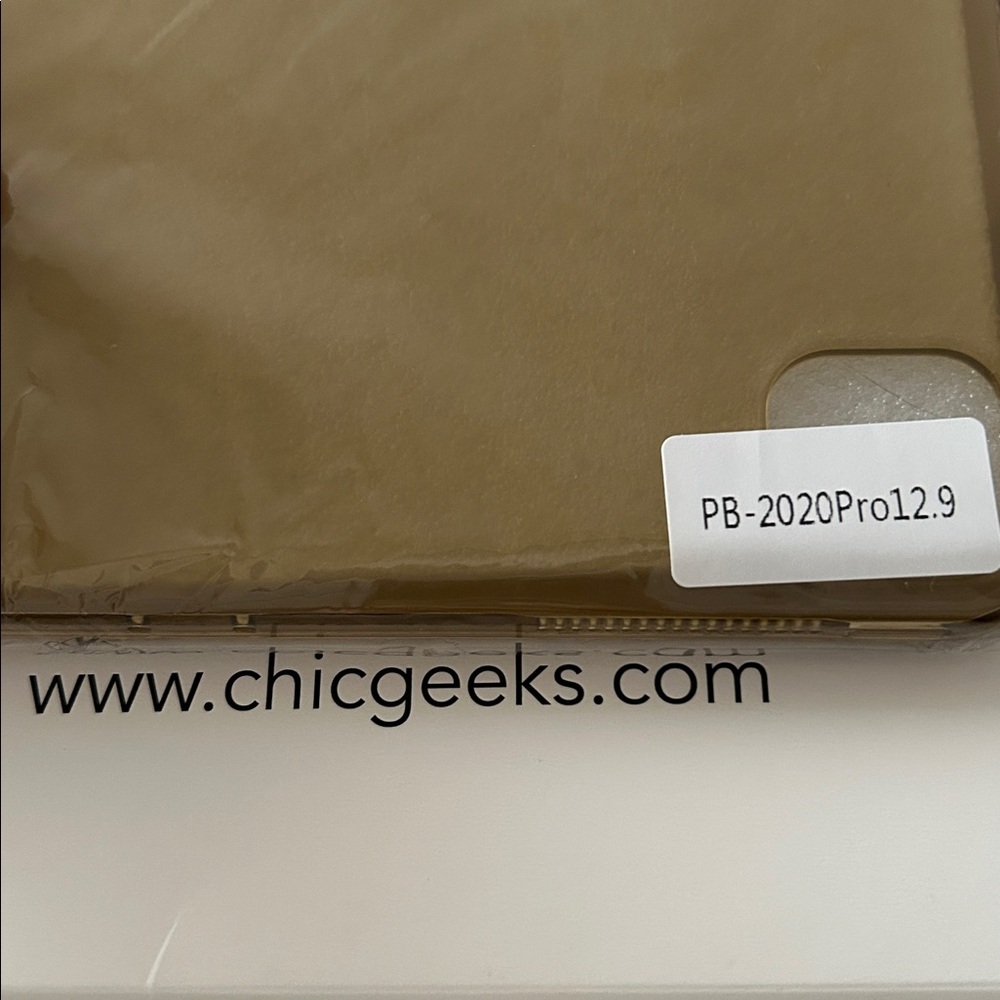 Chic Geeks‎ iPad Case Vegan Python Protective Cover for Pro 12.9 New in Box - Picture 7 of 9